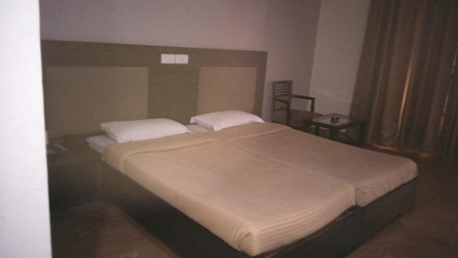 Veena Regency Hotel Chas Luaran gambar
