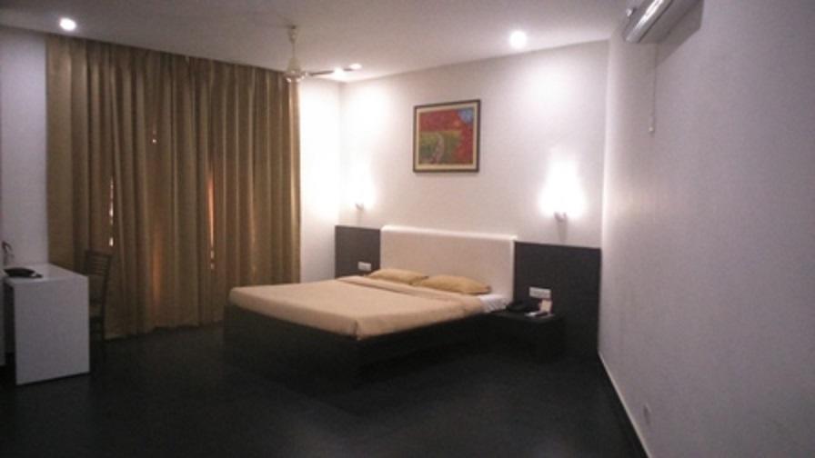 Veena Regency Hotel Chas Luaran gambar